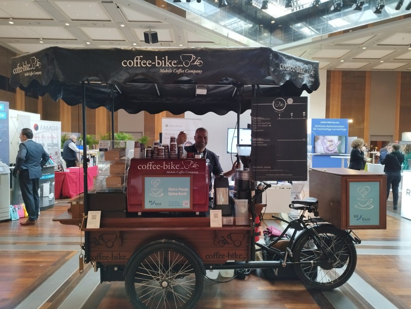 MESSE-EVENTS : Standbesucher anziehen und binden – mit frischem Kaffee direkt am Messestand. MESSE-EVENTS